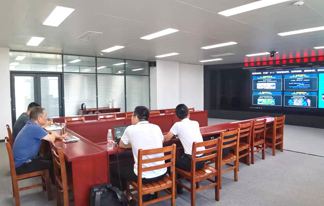 说明: 房间里的餐厅中度可信度描述已自动生成