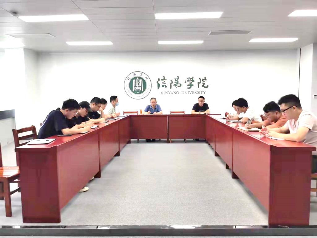 说明: 桌子上有一些人在房间里低可信度描述已自动生成